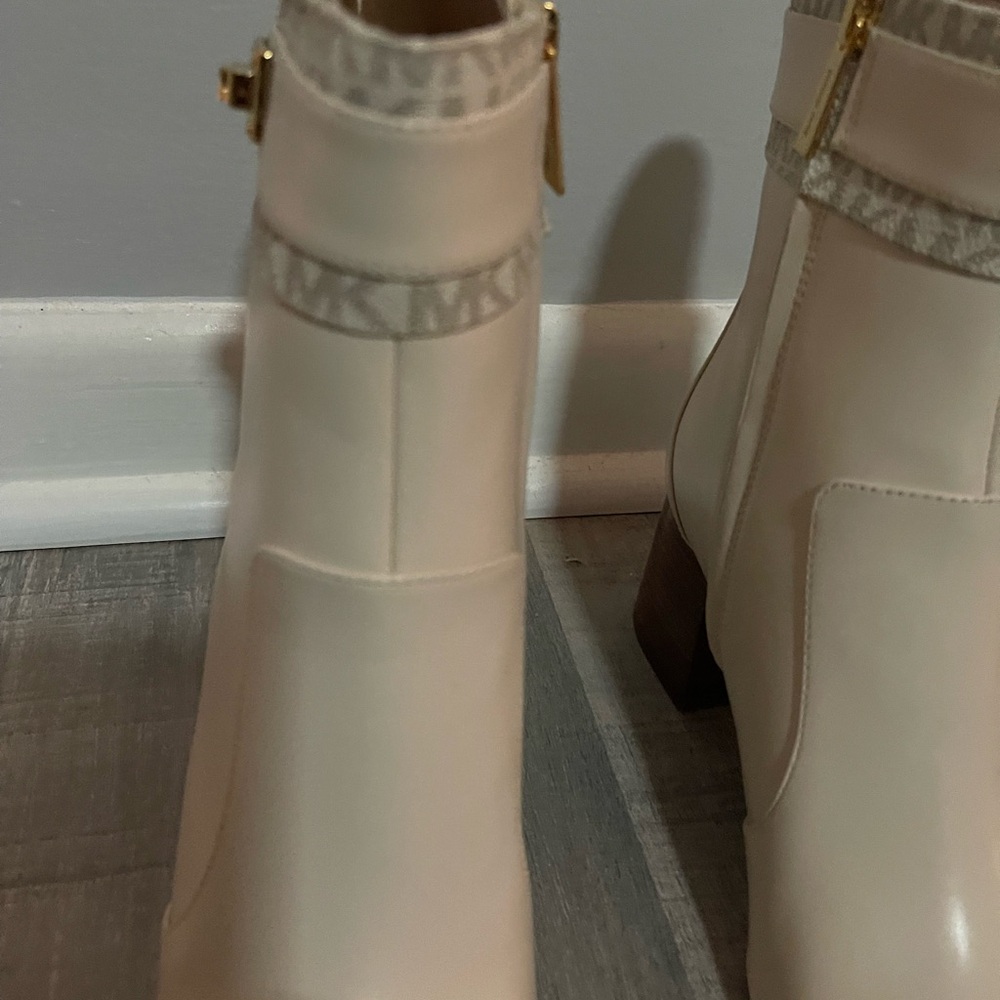 NWOB Michael Kors Cream Ankle Booties Size 9 - Picture 2 of 14